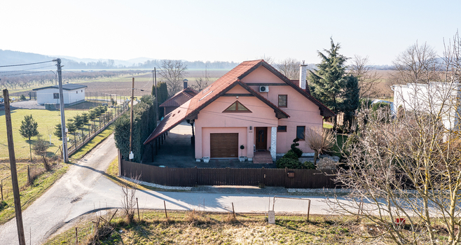 RODINNÝ DOM S BAZÉNOM V OBCI SEDLISKÁ - CENA 445 000 €